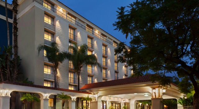 Embassy Suites by Hilton Arcadia-Pasadena Area, Забронировать Отель Аркадия Большой Лос-Анджелес, рядом с Ипподром Санта-Анита-Парк