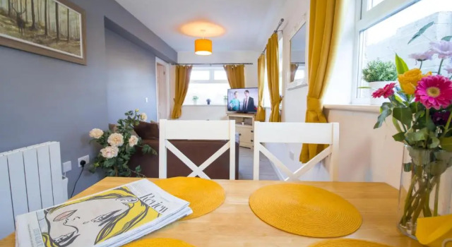 Апартаменты Longfield Apartment by Southwest Rooms - Free Parking & Netflix