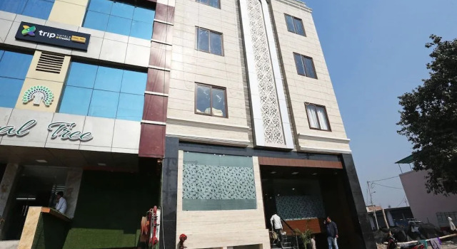 Capital O 26694 Hotel Anubhav, Забронировать Отель Отели Гомти Нагара с парковкой, Парковка