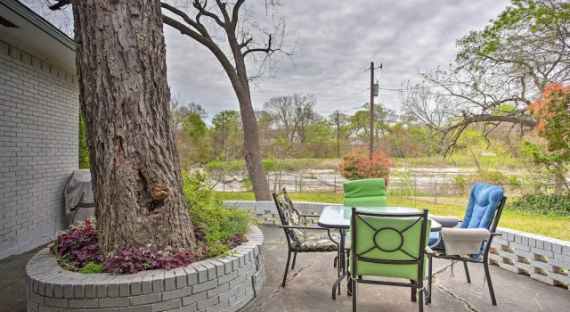 Коттедж 8 Mi to Lake Ray Hubbard: Creekside Garland Home