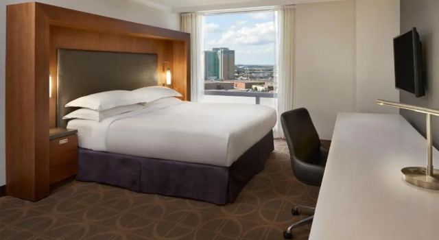 Номер для гостей с ограниченными возможностями Hilton Toronto Airport Hotel & Suites