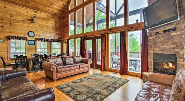 Expansive Gatlinburg Cabin: Hot Tub, Deck & Grill!, Забронировать Дом для отпуска Гатлинберг Great Smoky Mountains National Park, рядом с Светофор №2A
