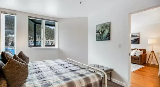 Lakeside Village 1 Bedroom Condo in Lakeshore Complex