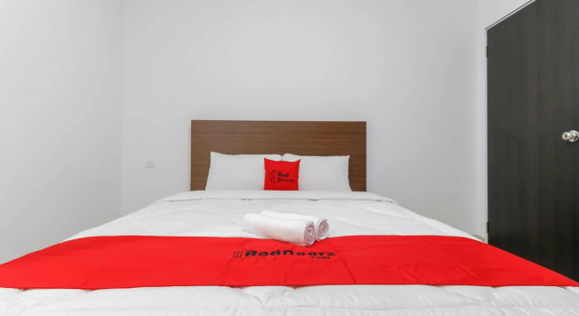 RedDoorz Plus Near Kepri Mall