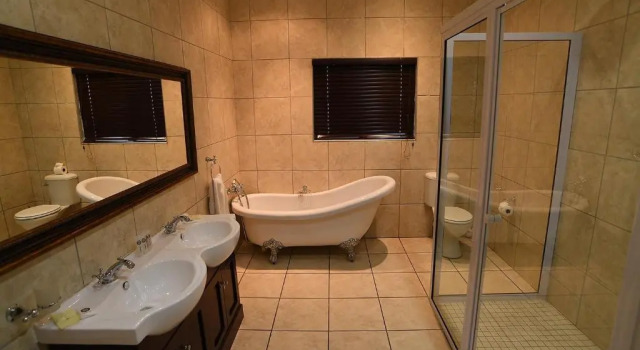 Люкс Superior Halfway House Hotel