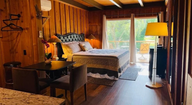 Номер Superior Riverfront Lodging