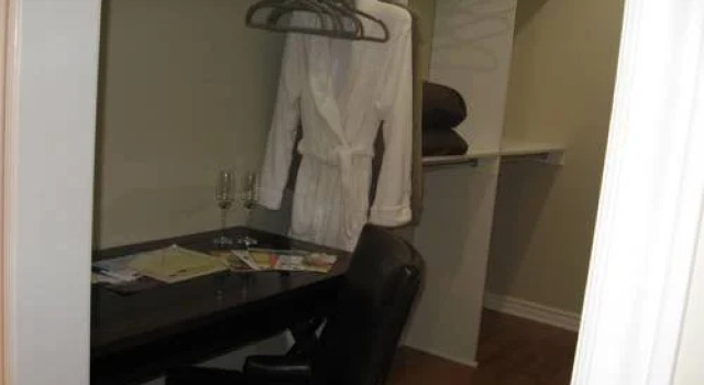 Viv's Front Porch B&B, Varaa Bed and Breakfast Niagara Wine Region Ontario