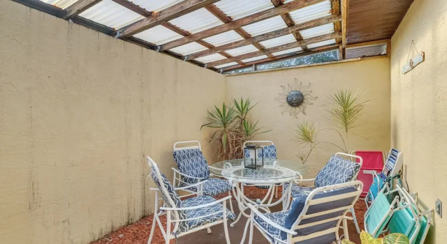 Breezy Cape Canaveral Townhome ~ 1 Mi to Beach!, Varaa Huoneisto Cape Canaveral Space Coast