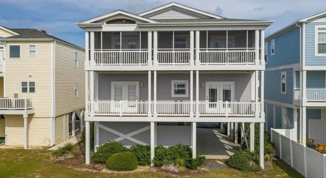 Holden' A Full House 4 Bedroom Home by RedAwning