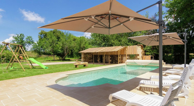 Spacious farmhouse with private heated pool in a rustic garden, Prenota Casa vacanze Hotel a Aquitania con parcheggio, Parcheggio