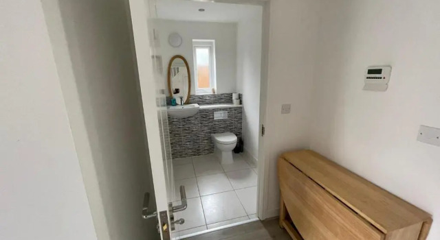 Large Bright King Sized Room - Short Walk From CC, Забронировать Отель Отели Манчестера с парковкой, Парковка