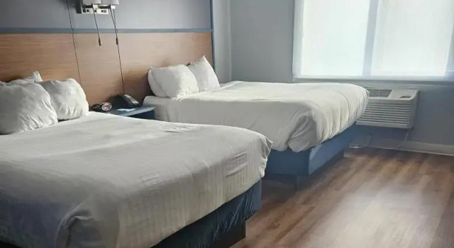 Шестиместный номер Standard AmericInn by Wyndham Albert Lea