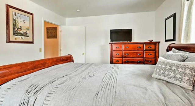 Expansive Getaway ~ 2 Miles to Mendenhall Glacier!, Book Hotel Hoteller i Juneau med parkering, Parkering