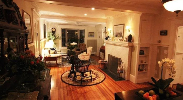 Bourne Bed and Breakfast, Забронировать Отель «постель и завтрак» Оганквит штат Мэн, рядом с Театр в Оганквите