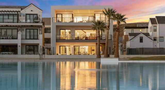 Modern Lagoon 7 Bedroom Home, Varaa Lomakoti St. George 