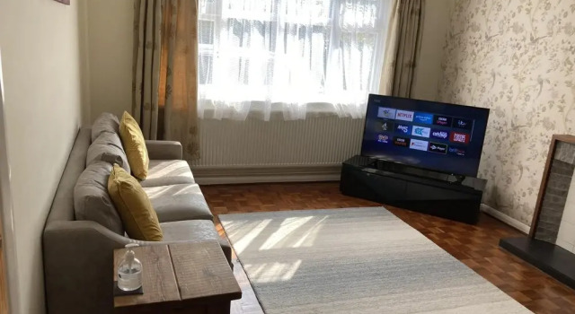 Large Detached House With off Street Parking Close to Heathrow, Prenota Hotel Hotel a Kent con parcheggio, Parcheggio
