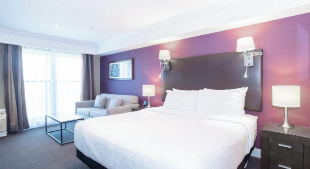 Двухместный номер Grand Sandman Signature Kamloops Hotel