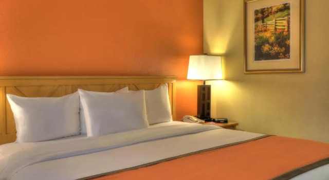 Номер Standard с видом на реку Econo Lodge Pigeon Forge Riverside