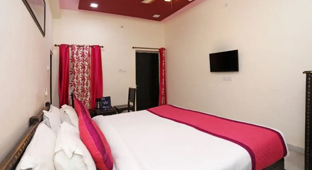 OYO 9933 Hotel Meera Mahal, Забронировать Отель Отели штата Раджастхана с парковкой, Парковка
