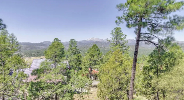 Коттедж с 4 комнатами с балконом Moondance Ruidoso Retreat w/ Hot Tub & Views