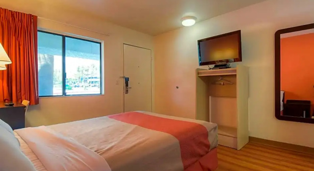 Номер Deluxe Motel 6-Palm Springs, CA - Downtown