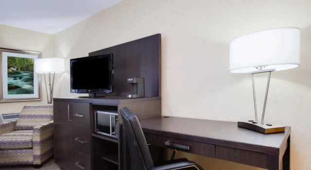 Четырёхместный номер Standard Holiday Inn Express & Suites Fredericton by IHG