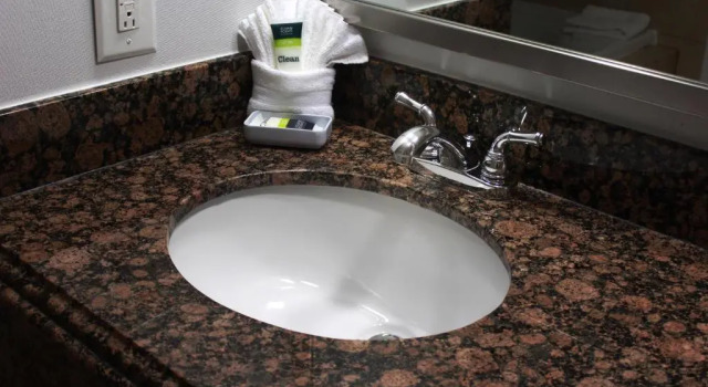 Двухместный люкс c 1 комнатой Four Points by Sheraton Kansas City Airport