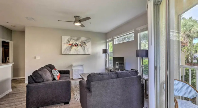Апартаменты Lake-view Condo w/ Pool Access: 6 Mi to Disney!