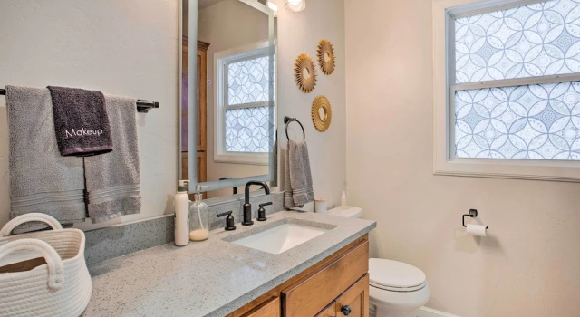 Коттедж Charming Downtown Home w/ Updated Interior!
