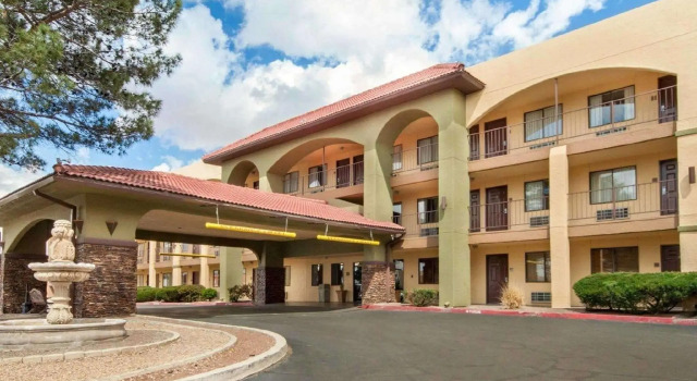 Кровать в общем номере Quality Inn Airport East