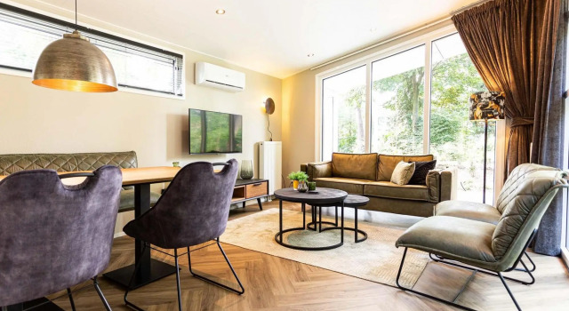 Modern chalet with hot tub, in a holiday park on the beautiful Veluwe, Prenota Chalet Ville a Gheldria, Villa