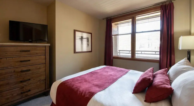 Mountain View Ski-In Ski-Out Condo - Zephyr Mountain Lodge Premium-Rated 2516, Забронировать Отель Отели Винтер Парка 3 звезды, рядом с Зимний парк Amaze'n Maze, 3*
