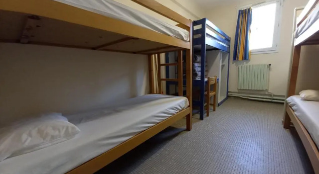 Кровать в общем номере (мужской номер) Auberge de jeunesse HI Poitiers