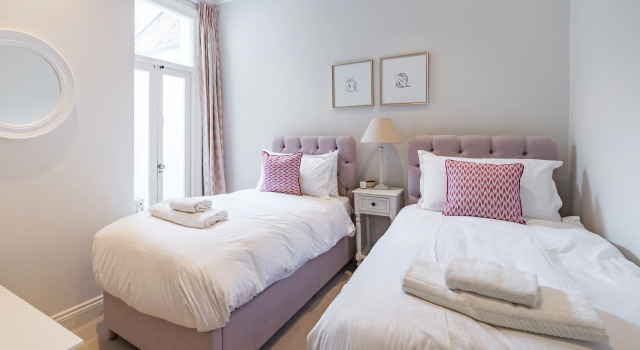 Spacious Three Bedroom Garden Flat Near Clapham Common by Underthedoormat, Забронировать Отель Отели Большого Лондона с парковкой, Парковка