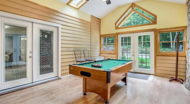 Шале Shady Woods 4 Bedroom Walk to Downtown Hottub