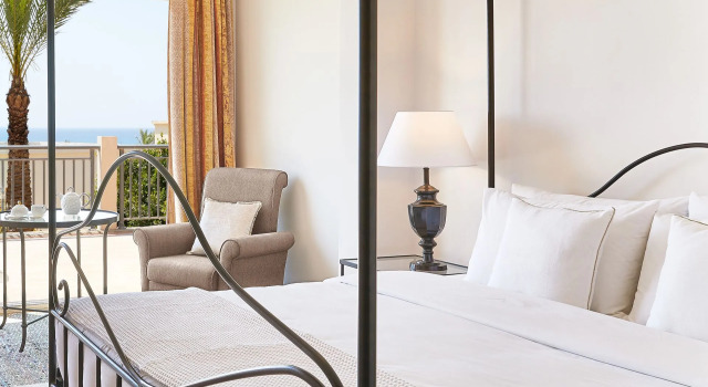 Бунгало семейное с частичным видом на море Grecotel LUXME Oasis