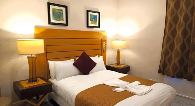 Люкс Deluxe Crown Hotel - Stone, Near Stoke-On-Trent by OYO