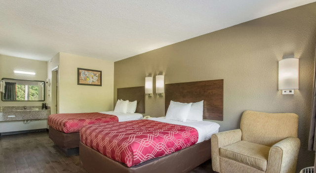 Четырёхместный номер Standard Econo Lodge Fort Knox