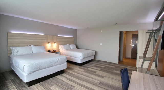 Четырёхместный номер Standard Holiday Inn Express & Suites Fond Du Lac by IHG