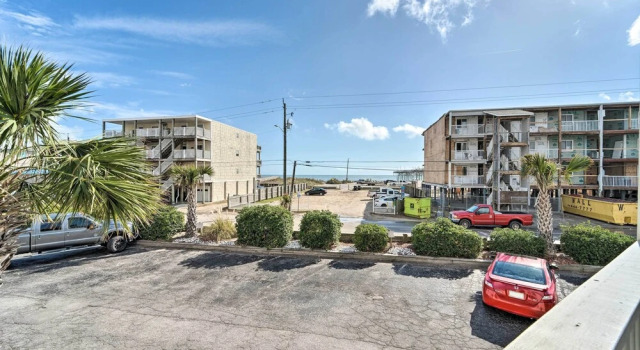 Апартаменты Bright Carolina Beach Condo - Walk to Shore!