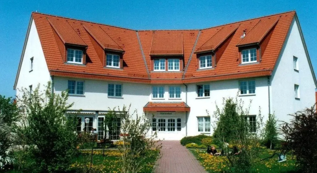 Hotel Marienhof, Забронировать Отель Отели Мекленбургское поозёрье с парковкой, Парковка