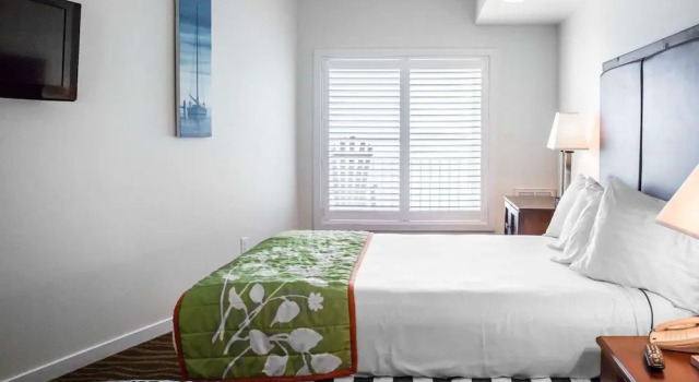 Четырёхместный люкс с балконом Island Inn & Suites, an Ascend Collection Hotel