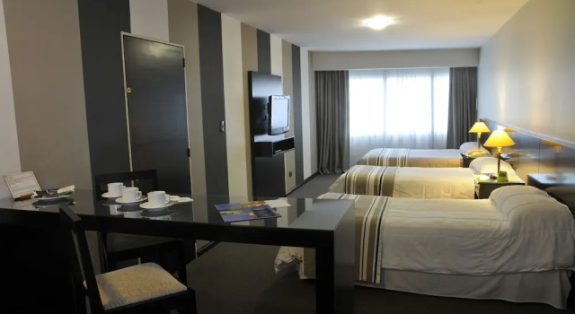 Четырёхместный семейный номер Standard Plaza Real Suites Hotel
