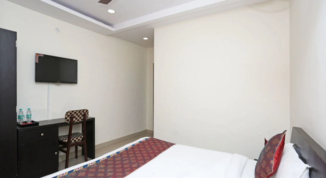 Hotel Sahu Near Kashi Vishwanath Temple Gate