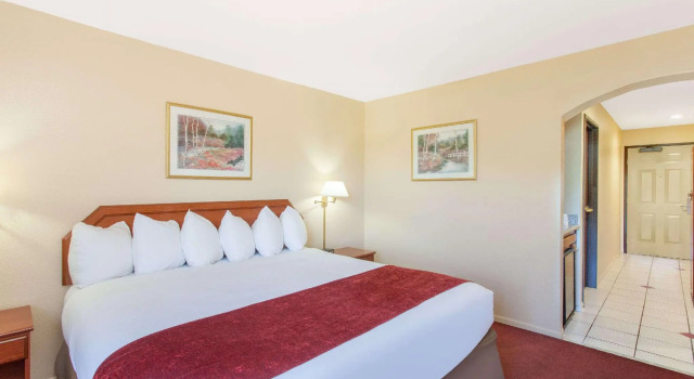 Номер Standard Ramada by Wyndham Fresno Northwest