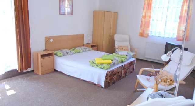 Wellness Penzion Lázně Jablonec, Rezerwuj Hotel Hotele w Jizera Mountains z parkingiem, Parking