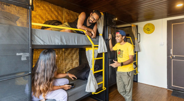 Кровать в общем номере The Hosteller Bhandardara