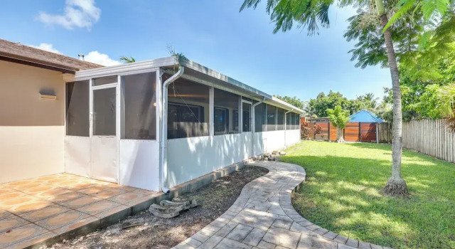 Коттедж Pet-friendly Home w/ Yard ~ 3 Mi to Zoo Miami!