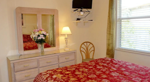 Peaceful home with pool and steps to beach/dining, Забронировать Дом для отпуска Марко-Айленд штат Флорида, рядом с City of Marco Island Racquet Center
