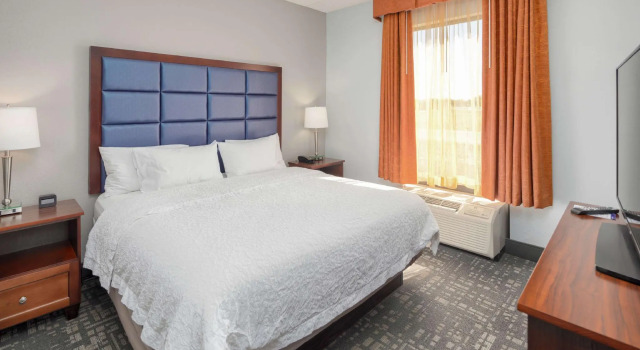 Двухместный люкс с гостиной и обеденной комнатами c 1 комнатой Hampton Inn Louisville Northeast